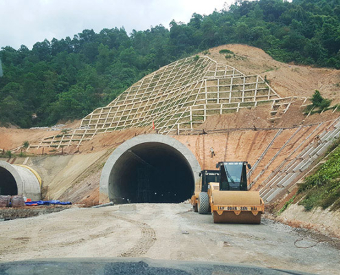 Vista general de los túneles Mui Trau en la autopista de peaje La Son-Tuy