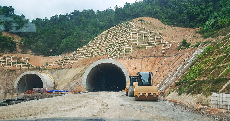 Vista general de los túneles Mui Trau en la autopista de peaje La Son-Tuy